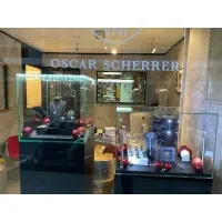 Urna-vitrina de vidrio con puerta y vidrio-led