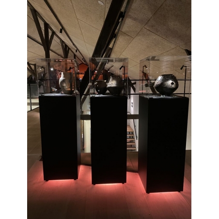 Combinación peana + urna + illuminación LED