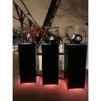 Combinación peana + urna + illuminación LED