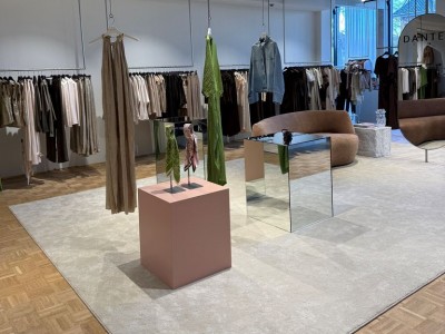 ¿Por qué las peanas de espejo atraen tanta atención en los escaparates?